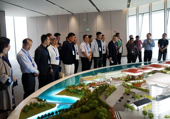 图为侨商在江北城市展馆参观考察。 杨梦逸 摄