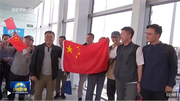 “感谢祖国！”首架接返自伊朗撤离中国公民临时航班抵京